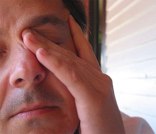 درد پشت چشم‌؛ علل و روش‌های درمان آن