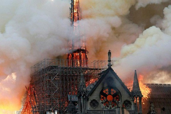 کلیسای نوتردام پاریس؛ تاریخ و ادبیاتی که سوخت