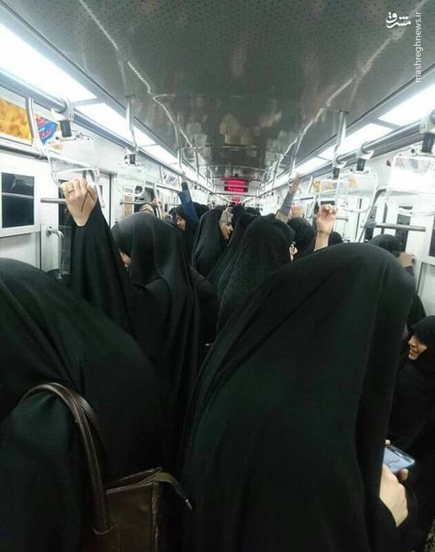 ازدحام دختران خیابان انقلاب در مترو +عکس
