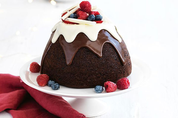 طرز تهیه کیک پودینگ شکلاتی مجلسی بدون تخم‌مرغ