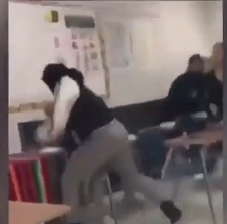 فیلم | حمله بی‌رحمانه معلم آمریکایی به یک دانش‌آموز