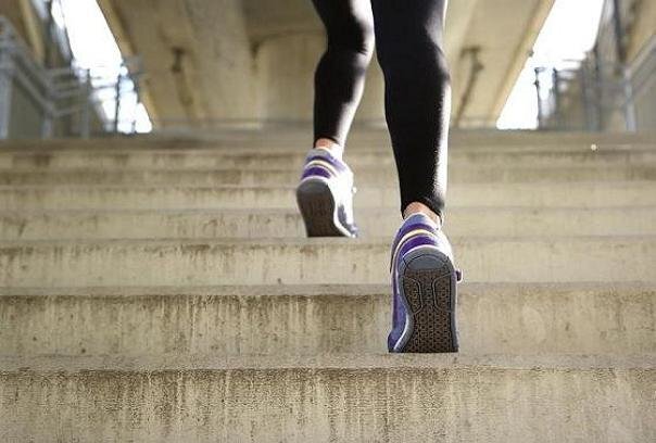 بالا و پایین رفتن از پله‌ها یک فعالیت بدنی مفید است؟
