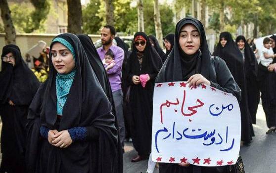 حفظ حجاب، خواسته زنان ایرانی از گذشته تا به امروز/ سال 1362، نخستین قانون در زمینه پوشش زنان تصویب شد
