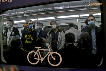مسافران بدون ماسک متروی تهران تذکر می‌گیرند