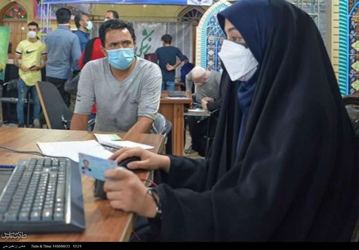 همکاری جهادی بانوان بسیجی شیراز در واکسیناسیون کرونا