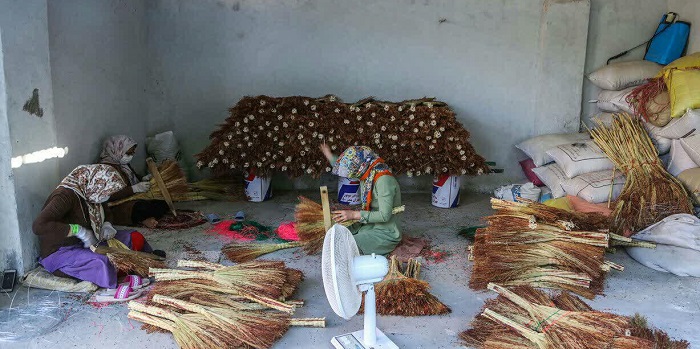 زدودن غبار بیکاری با هنر سنتی جاروبافی در روستای ملاحسن خراسان شمالی