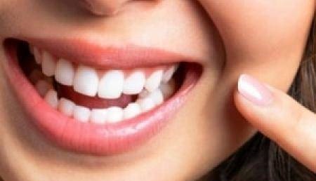 ۵ روش برای سم زدایی دهان و سفید کردن دندان ها
