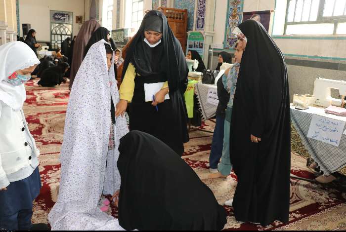 خیاطان بسیجی استان یزد در رزمایش یادگار مادر شرکت کردند/ ارمغانی برای چادری ها؛ دوخت رایگان چادر با پارچه نیم بها