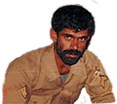 مزار شهیدی که بی تابی  فرزند 2 ساله اش را آرام می کرد!
