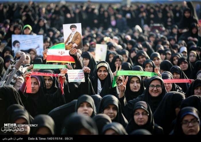 زنان ایرانی در پیروزی انقلاب و دفاع‌ مقدس نقشی‌ ریشه‌دار و ارزشمند داشتند/ از حضور در میدان مبارزه تا همدلی با مدافعین وطن