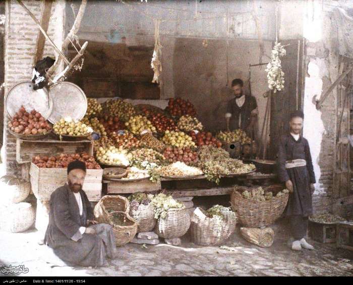 عکسی رنگی از یک میوه فروشی در همدان، ۹۶سالِ قبل