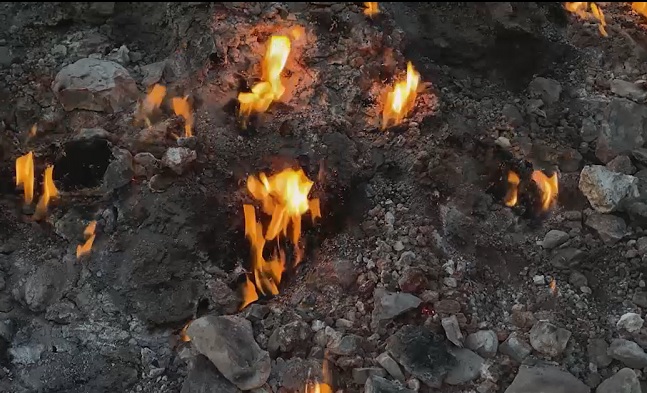 ویدیو / پدیده‌ای عجیب با نام «کوه آتشین» در رامهرمز