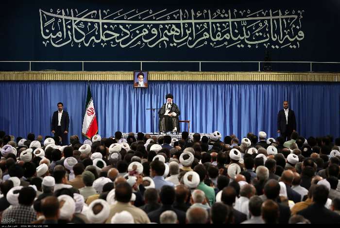 امام خامنه‌ای: عزت در سیاست خارجی یعنی نفی دیپلماسی التماسی/ انعطاف منافاتی با اصول ندارد