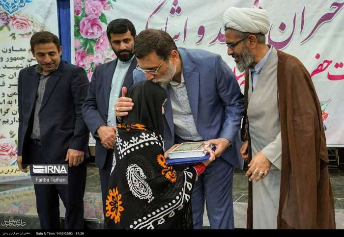 تجلیل از کوچکترین نویسنده دختر کشور توسط، رئیس بنیاد شهید و امور ایثارگران کشور