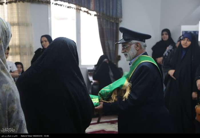 استقبال از خادمان حرم حضرت معصومه (س) در مازندران / عشق بازی دل های دختران با پرچم سبز حرم
