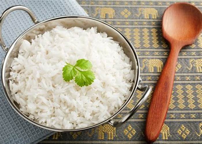 روش درست نگهداری از برنج پخته شده؛ چرا گرم کردن مجدد برنج خطرناک است؟