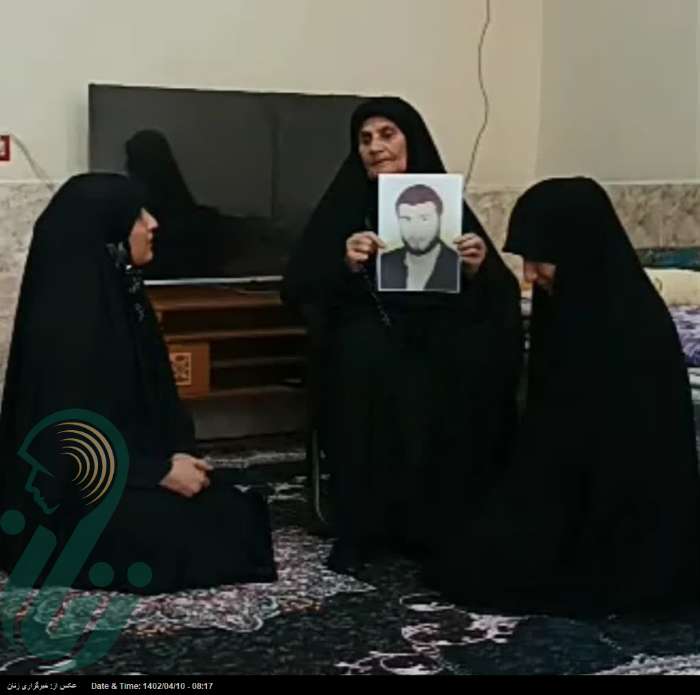 نوجوان طلبه که با 