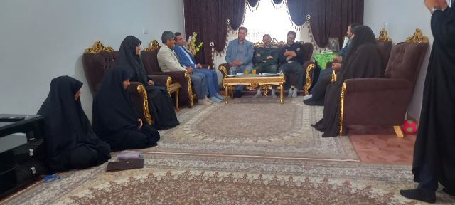 دیدار مسئولان فراهان با همسر شهید مدافع وطن علی بیژنی زیبا