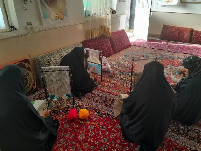 ایجاد شغل با همکاری بسیج سازندگی/ برگزاری کلاس های آموزش گلیم بافی توسط یکی از پایگاه های بسیج زرندیه