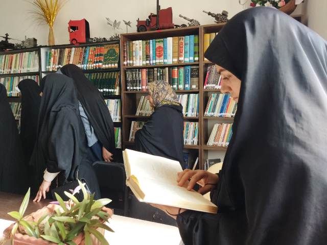 کلیپ کوتاه از فضای صمیمانه کتابخانه عمومی حوزه بسیج فاطمیه میلاجرد