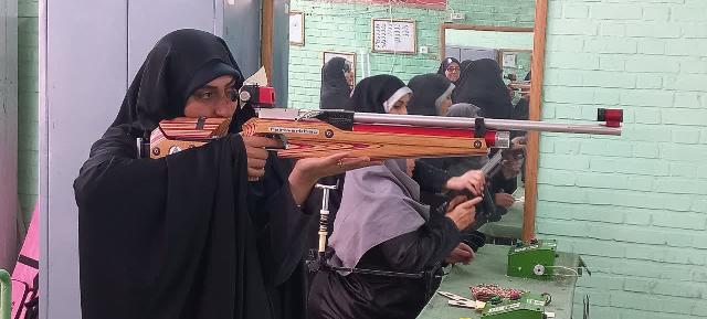 برگزاری مسابقات تیراندازی با تفنگ بادی فرهنگیان و بسیجیان دلیجانی