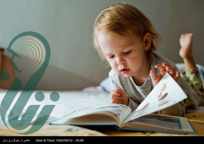 والدین جای موبایل و کتاب را برای کودک عوض کنند