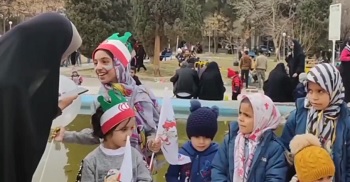 مردم خراسان جنوبی در راهپیمایی 22 بهمن 1402 :  با فرزندانمان آمده ایم تا حمایت از انقلاب را یاد بگیرند