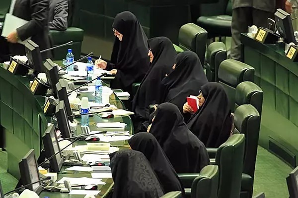چرا زنان از فضای مجلس برای گسترش حضور سیاسی‌شان استفاده نمی‌کنند؟/ پذیرش بالای جامعه ایران برای افزایش فعالیت سیاسی بانوا