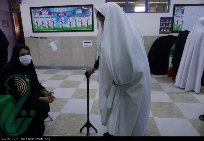 فرشته های چادر سفید ورزنه ای رای خود را به صندوق انداختند/ تصاویر