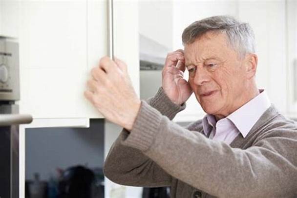 علائم ابتلا به آلزایمر که در خانه بیمار نمایان می‌شود