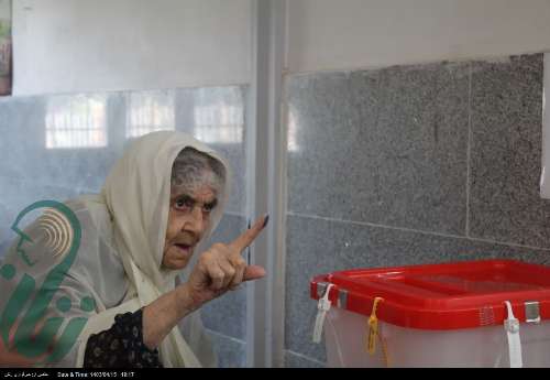 بانوی ۱۱۳ساله بانه‌ای رأی خود را در صندوق انداخت