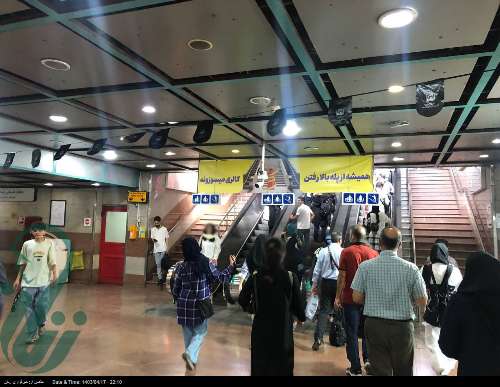 بنری در متروی تهران که حرص مردم را در می‌آورد!