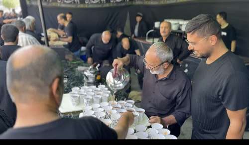 پذیرایی از عزاداران حسینی با چای تبرک در چایخانه شباب الحسین (ع)