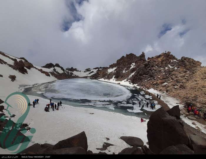 نمای دیدنی از یک دریاچه یخ‌زده در اردبیل