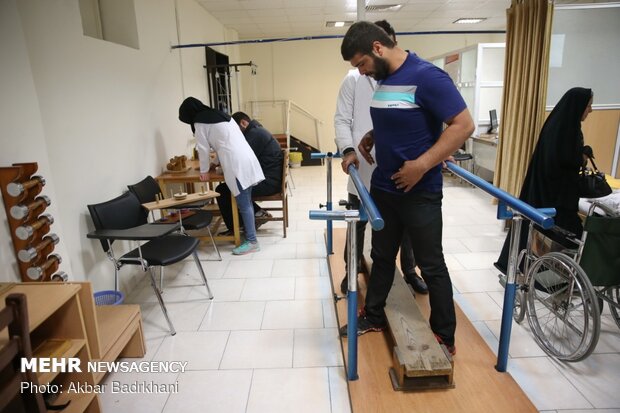 فیزیوتراپیست‌ها برای درمان آسیب‌های ورزشی آموزش می بینند