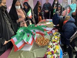 کار فرهنگی دختران فاطمی کبودراهنگ در مسیر راهپیمائی