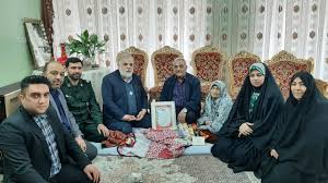 فرماندهان پایگاه شهرستان ملایر از خانواده شهدا سرکشی کردند.