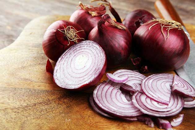 فواید شگفت‌انگیز پیاز برای سلامتی/ با خوردن روزی یک عدد پیاز چه اتفاقی در بدن‌مان می‌افتد؟