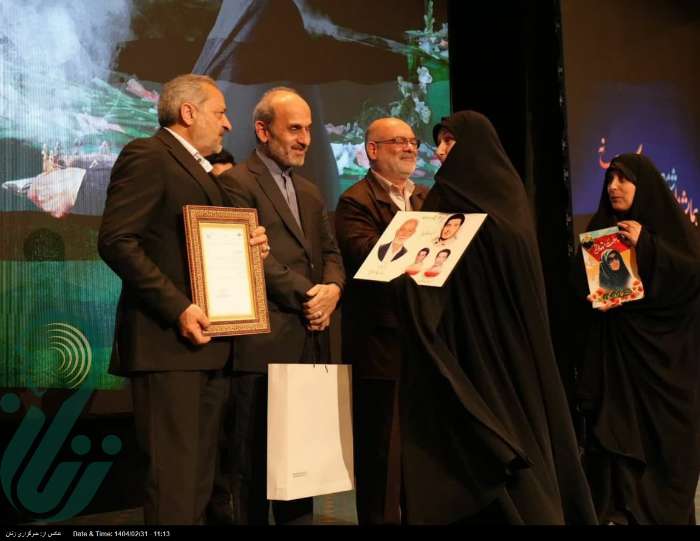 تقدیر از مادر شهیدان خالقی پور و شهیده فائزه رحیمی در اختتامیه همایش هوش مصنوعی فرهنگ و رسانه