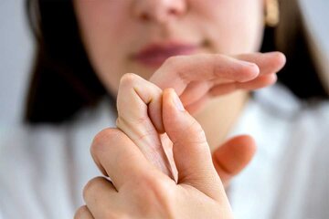 قولنج شکستن؛ عادتی بی‌ضرر یا خطری پنهان؟