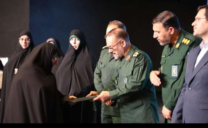 تجلیل از مسئول سازمان بسیج جامعه زنان سپاه شهداء استان در رویداد ملی خط امین(1)