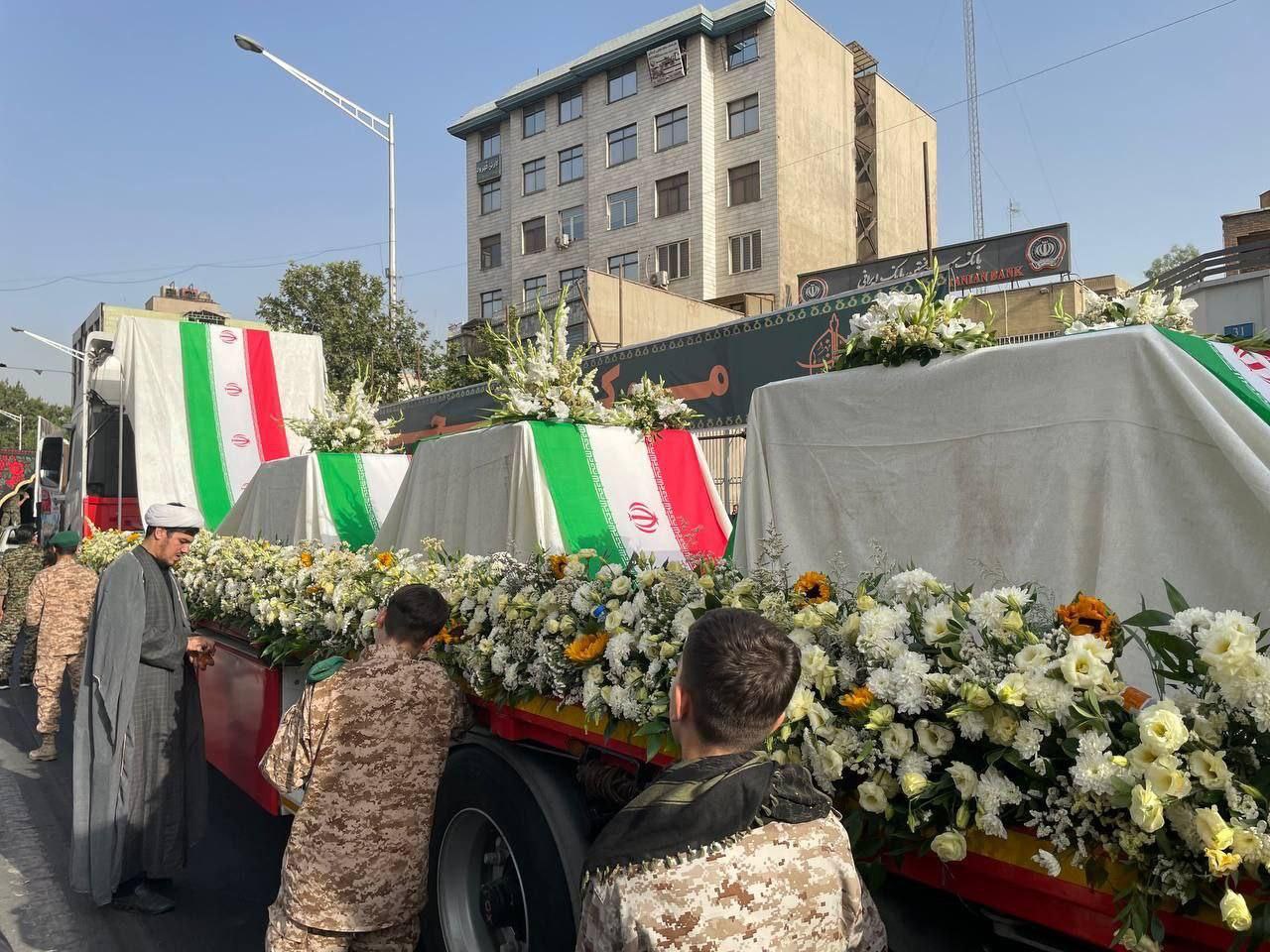 تصویر ماشین حمل پیکر کودکان شهیدِ جنگ