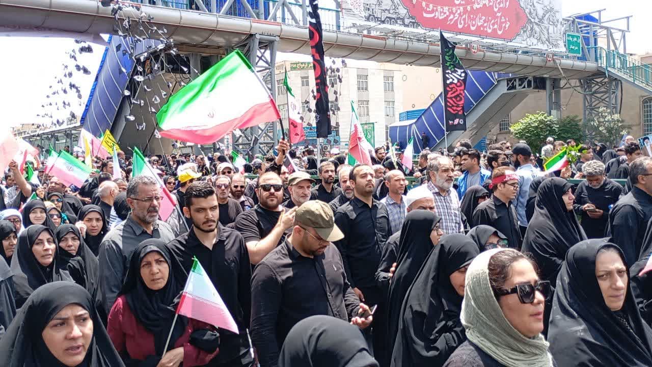 تهران قلب تپنده ایران اسلامی شکوه قدردانی از سرداران و دانشمندان شهید / بدرقه شهدا از میدان انقلاب تا میدان آزادی با شعار مرگ بر اسرائیل + فیلم و عکس