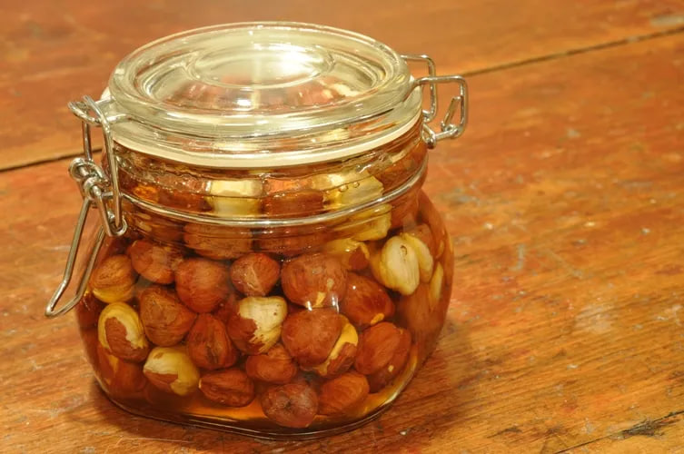 طرز تهیه ترشی فندق؛ چاشنی فوق العاده خوشمزه