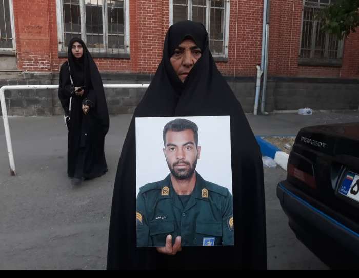 مادر یکی از شهدای دفاع مقدس 12 روزه : به فرزند شهیدم افتخار می‌کنم / امیدوارم هستم راه شهدای ما همچنان در کشورمان پررهرو باشد