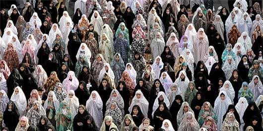 حضور نوجوانان بسیجی در نماز جمعه در حمایت از ولایت در کبودراهنگ