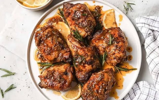 طرز تهیه مرغ تنوری با سیر و کره؛ مرغ لذیذ و خوشبو