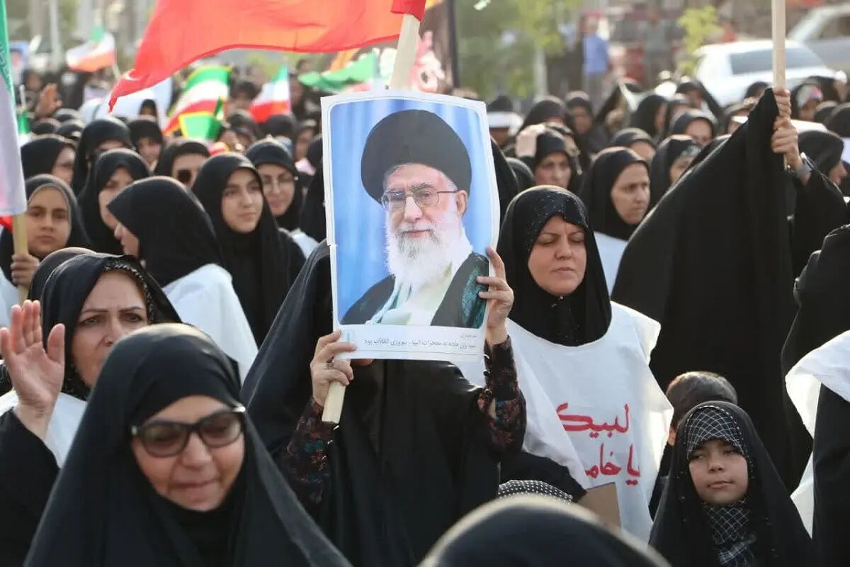 بانوی میدان دار چه کسیت؟ / خانه‌داری، دانشگاه و ولایت؛ سه ضلع یک زن تراز انقلاب