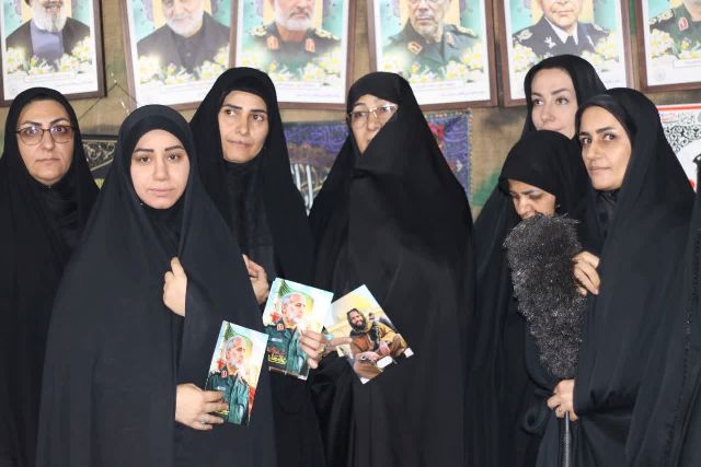 بازدید همسر سردار شهید غلامعلی رشید از غرفه فرهنگی خواهران در موکب عقیله بنی هاشم روستای معصومیه اراک