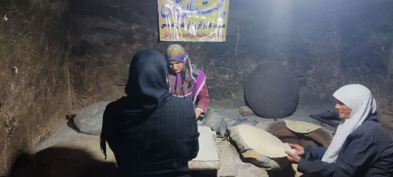 تنورهایی که با عشق در روستای حصار زبرخان برای نان زائران اربعین حسینی روشن می شود